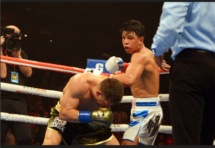 Munguia-Nips-Derevyanchenk-in-a-Foerce-Battle-at-Ontario